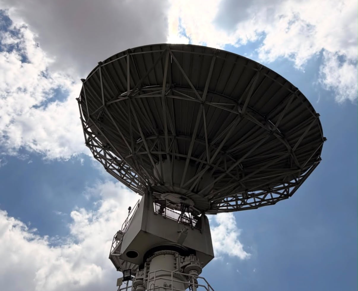 Representación de celulares, antenas, satélites e internet